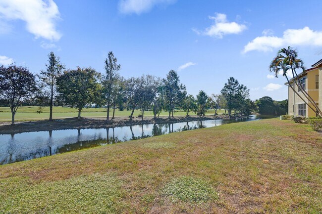 Building Photo - Remodeled 2 Bedroom / 2 Bathroom Condo with Lake View – Great Location