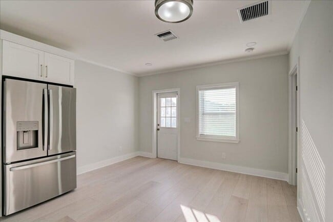 Building Photo - 320 NW 6th Ave