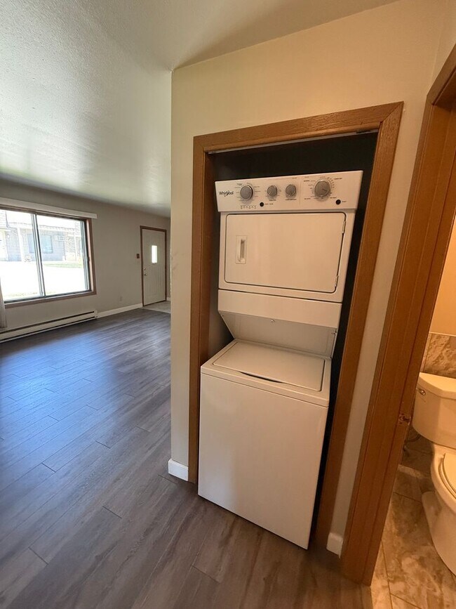 Building Photo - Private Entry 2 Bedroom Apartment Available!