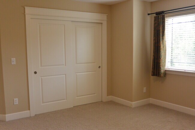 Building Photo - 1365 SE 194th Pl