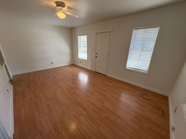 Building Photo - COZY 1 BEDROOM, 1 BATH APARTMENT LOCATED I...