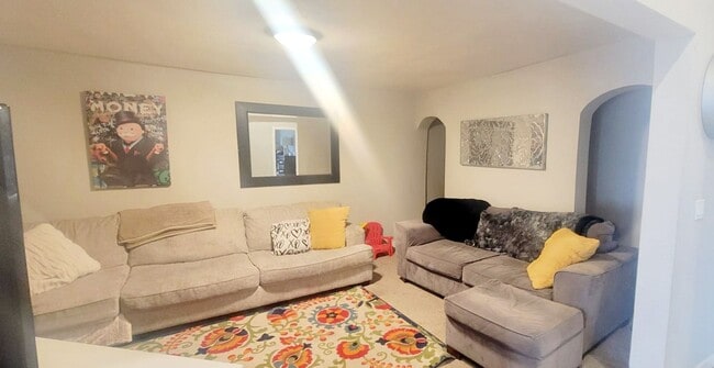 Building Photo - Pre-Lease Avail. 06/01 - Open & Bright, Updated Flooring, W/D Available