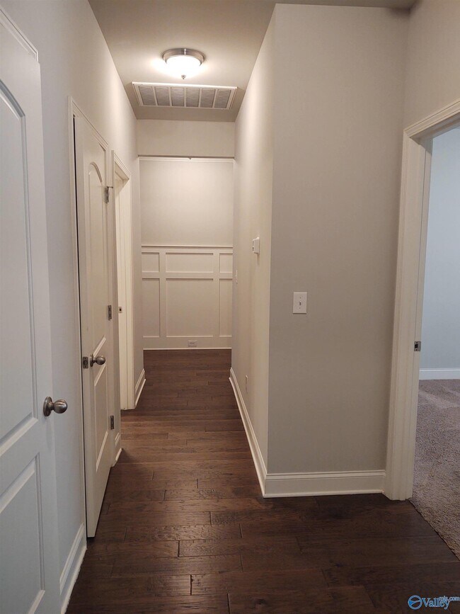 Building Photo - 105 Twin Springs Dr