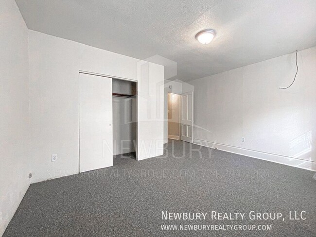 Building Photo - Spacious & Updated 2-Bedroom Row Home – Mo...