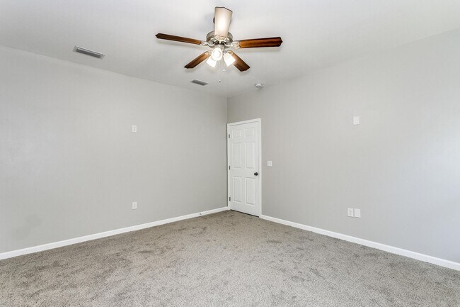 Building Photo - 4 bedroom 2 bathroom home near Eglin Air F...
