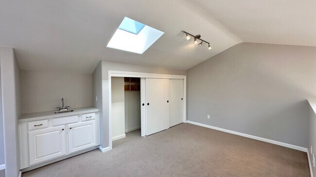 Building Photo - Spacious 4-Story Townhouse with Panoramic ...