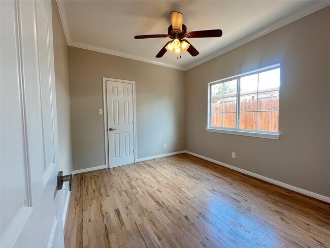 Building Photo - 6430 Skyview Dr