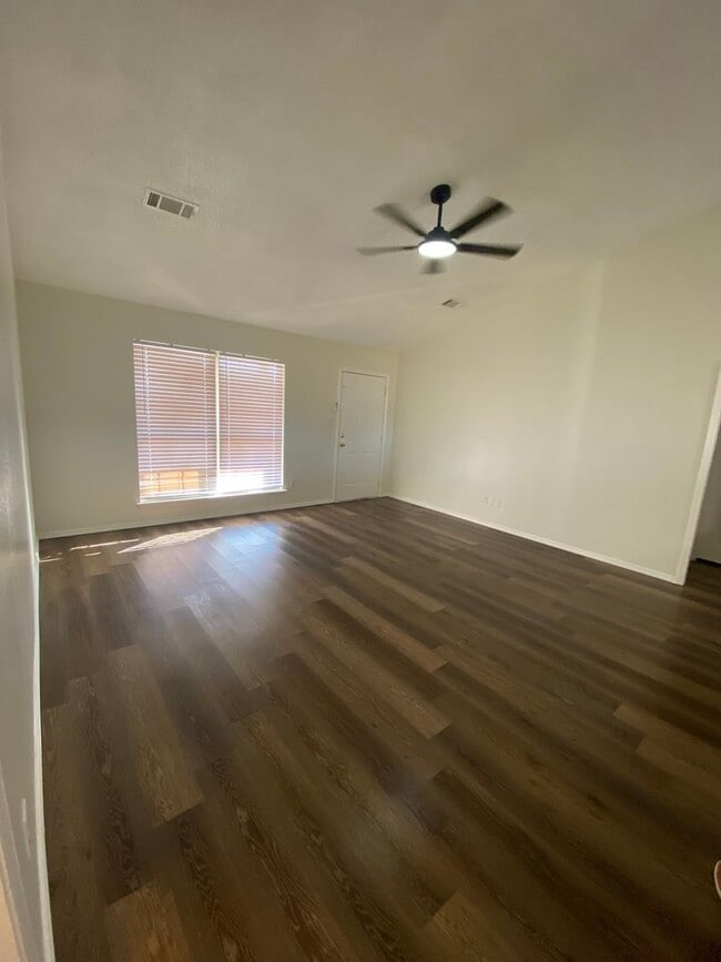 Building Photo - 3 Bed 2 Bath House