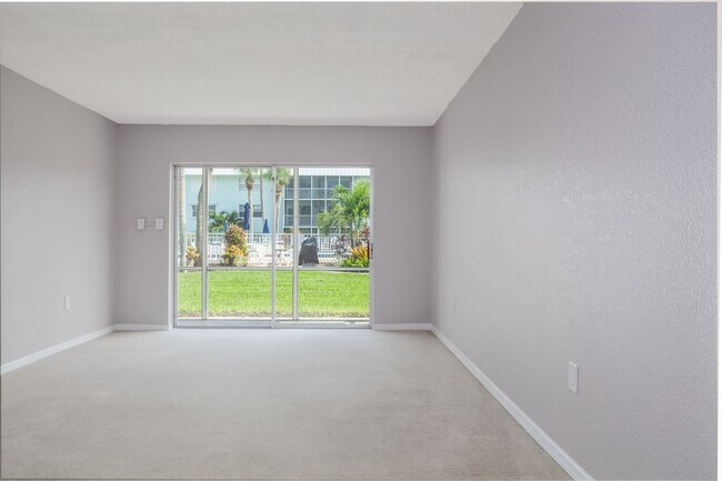 Building Photo - Intracoastal 2 bed/ 2 ba condo with lots o...