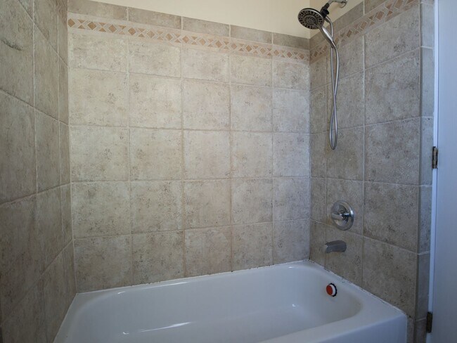 Building Photo - Spacious 2-Bed/1-Bath Ground Floor Apt w/ Patio & Yard in Manchester!