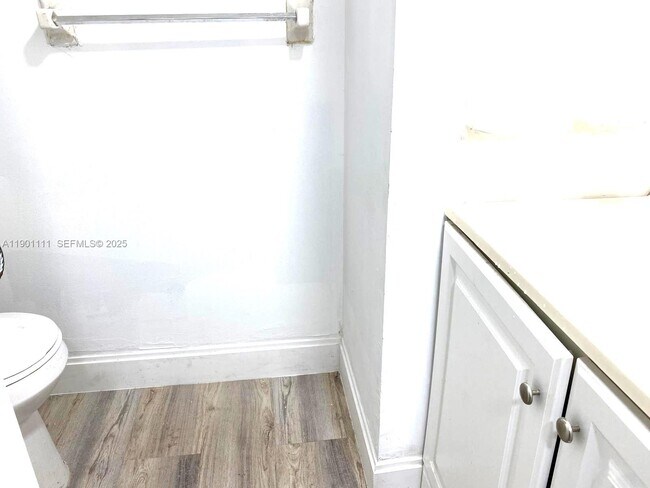 Building Photo - 10000 NW 80th Ct