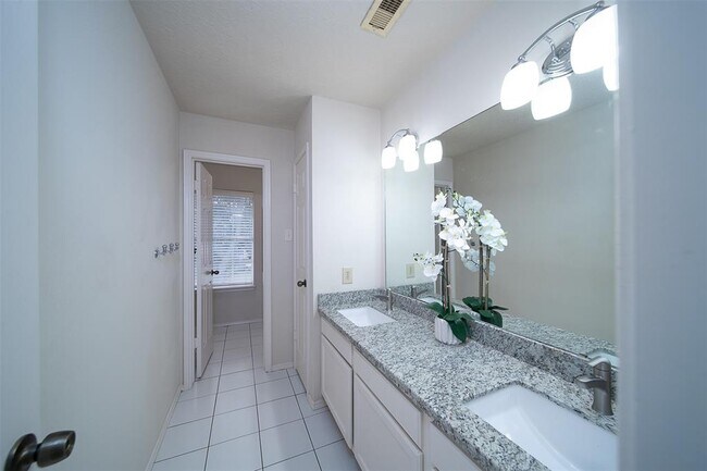 Building Photo - 427 Birch Hill Dr