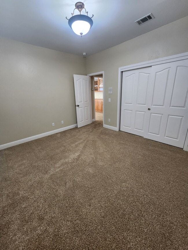 Building Photo - Gorgeous and Spacious 4 Bedroom Home