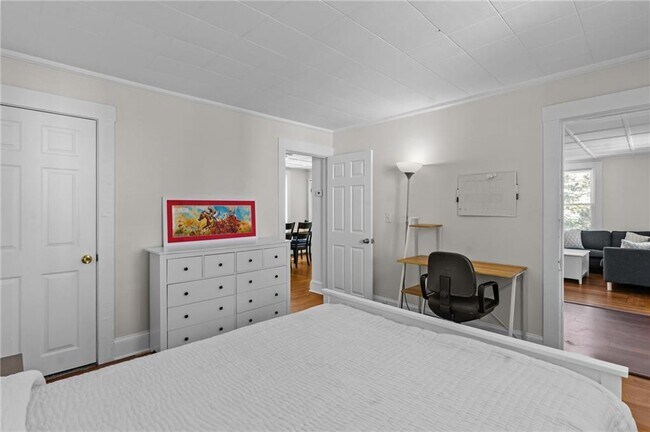 Building Photo - 11 Young St