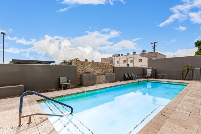 Building Photo - 535 W Thomas Rd