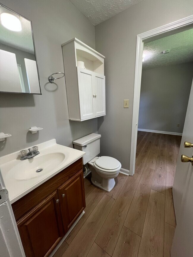 Building Photo - 305 Hillcrest Dr