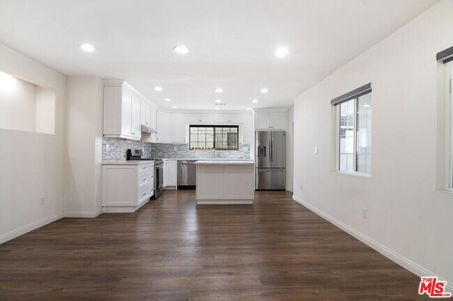 Building Photo - 328 S Sycamore Ave