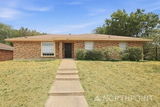 Building Photo - 3-Bedroom, 2 Bath Single Family for Rent in Dallas, TX | Front yard & Modern Kitchen