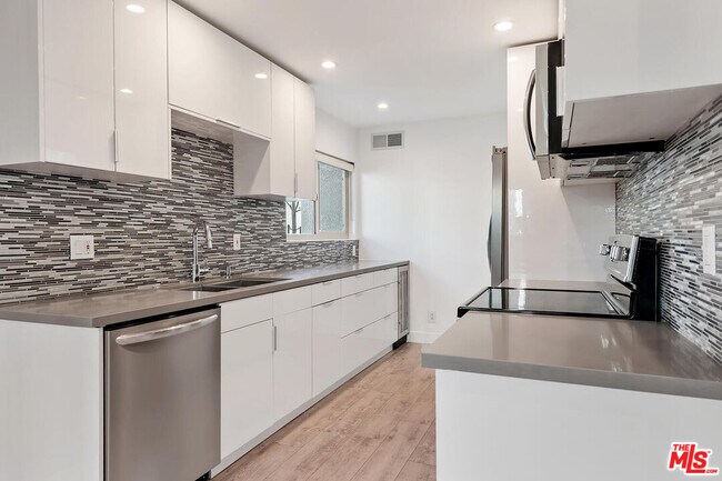 Building Photo - 23665 Park Capri