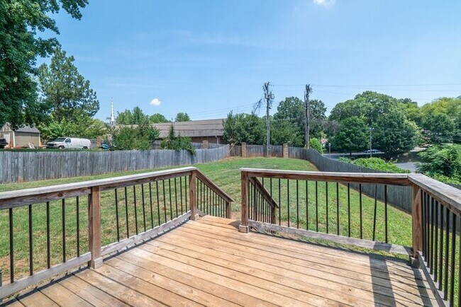 Building Photo - Charming Renovated 2BR Home in Revolution Park – Minutes from Uptown Charlotte!