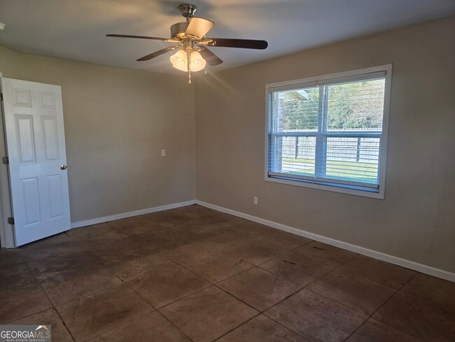 Building Photo - 310 W 5th St