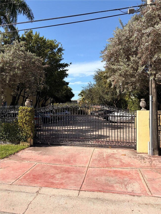 Building Photo - 4812 Pine Tree Dr