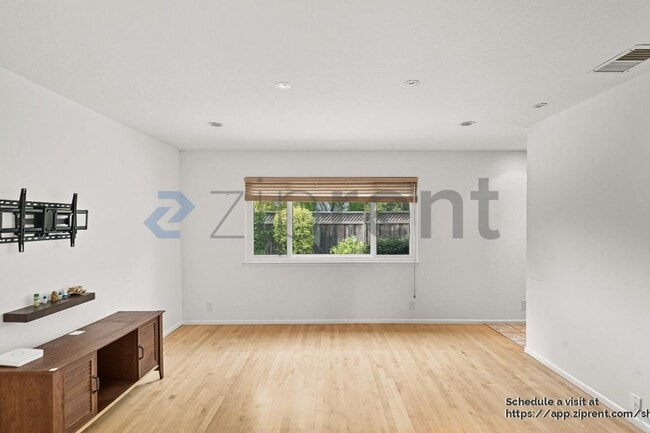 Building Photo - 228 Chestnut Ct