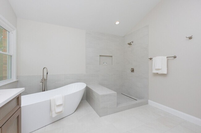 Building Photo - Stylish Renovation with Golf Course Views in a Prime Raleigh Location!