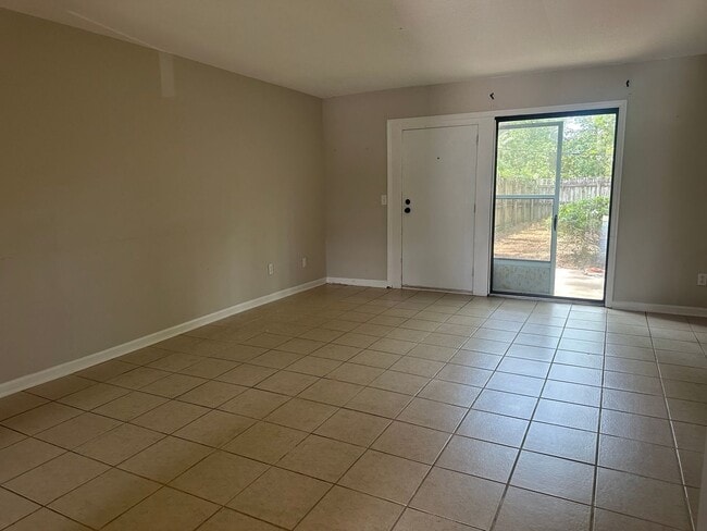 Building Photo - RATE DROP ALERT (was $1400/month) and SUMM...