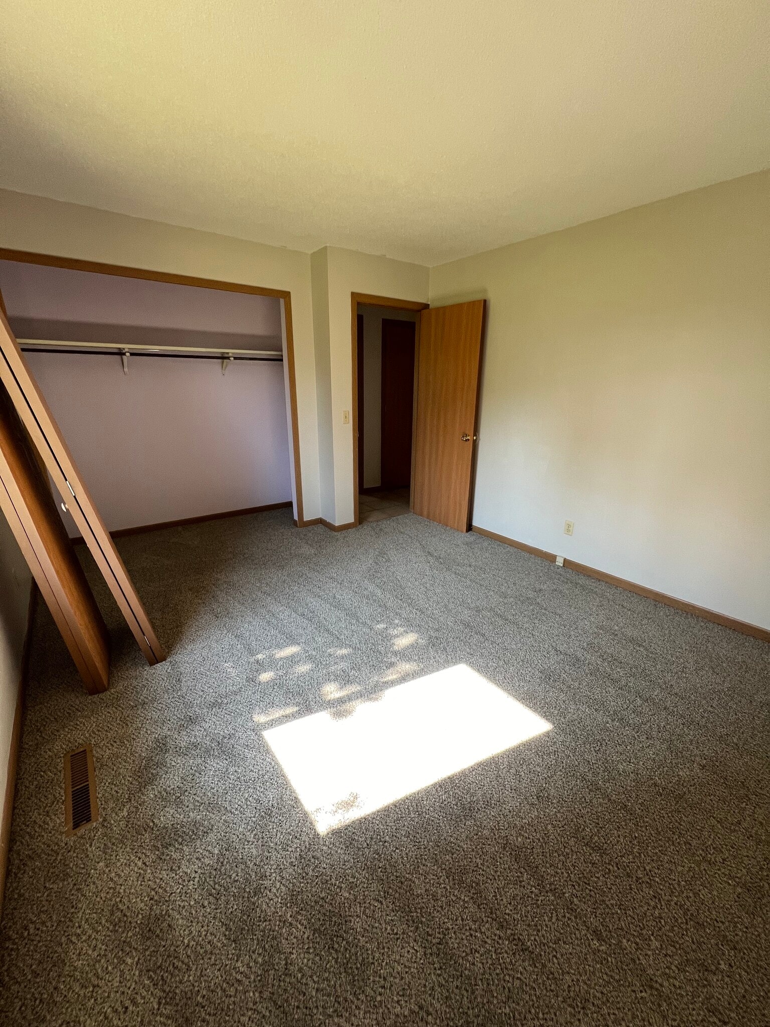 Building Photo - 545 Pine Tree Dr
