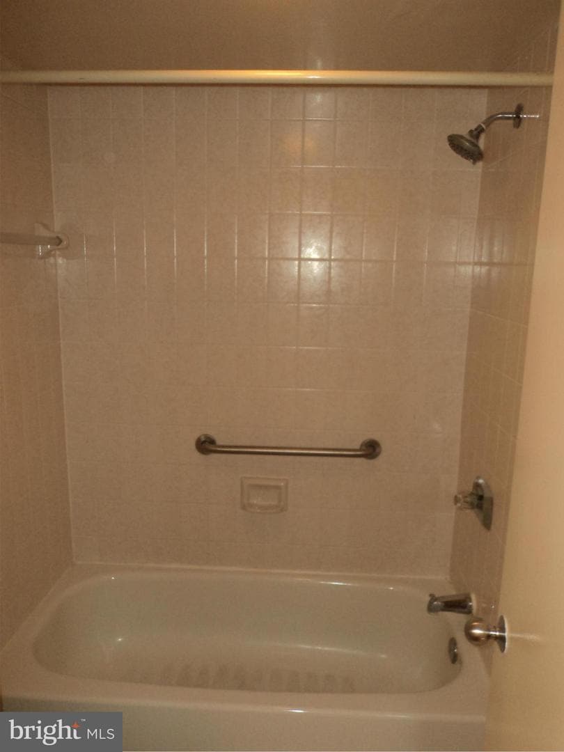 Shower with tub - 5505 Seminary Rd