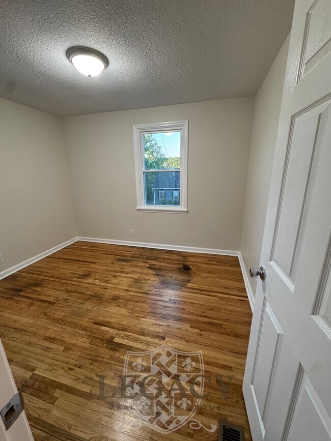 Building Photo - 2316 Woodridge Dr
