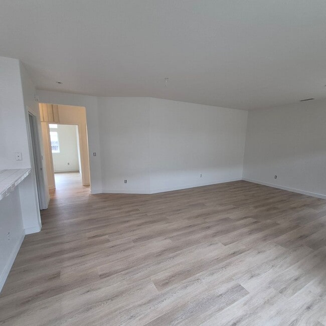 Building Photo - Single story Elk Grove home, 4 bedrooms, 2 baths; nice floor plan
