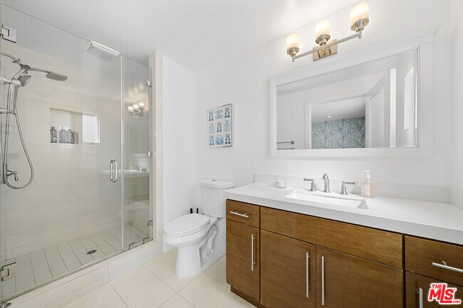 Building Photo - 1610 S Hayworth Ave