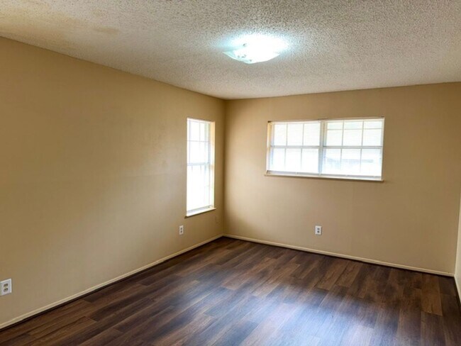 Building Photo - 5101 Lake Moor Dr