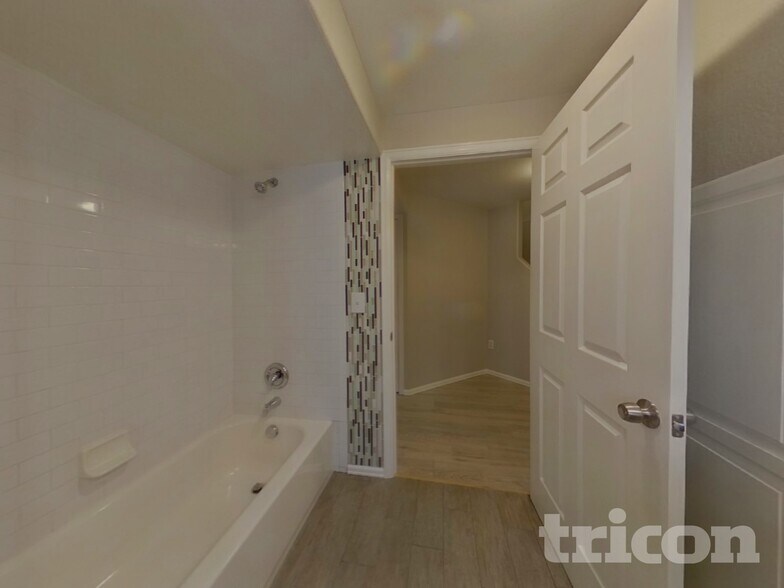 Building Photo - 9909 Vine St