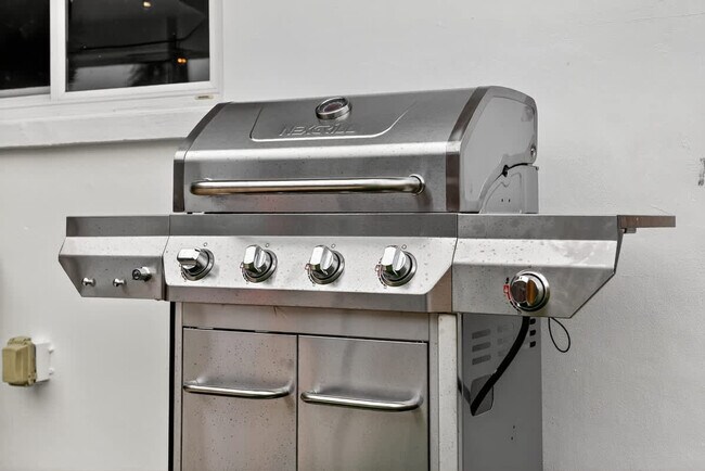 Building Photo - 5760 NE 18th Ave