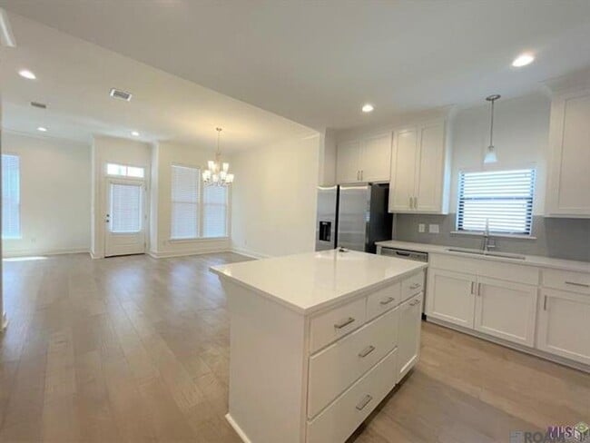 Building Photo - 9905 Stone Water Dr