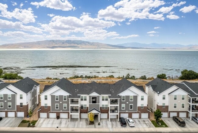 Building Photo - 3 Bedroom/2 Bathroom condo in Vineyard