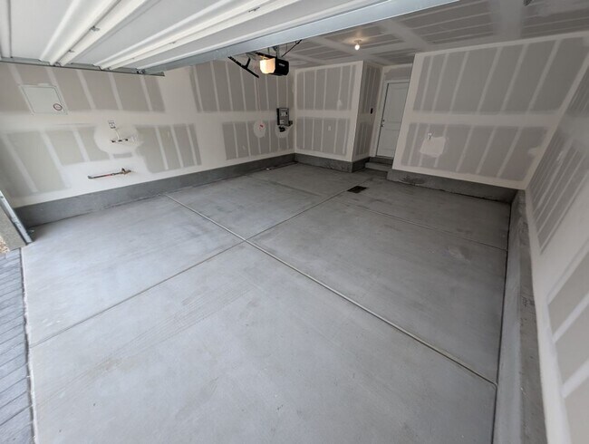 Building Photo - 924 Violet Heron St