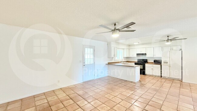 Building Photo - 8960 W Royal Palm Rd