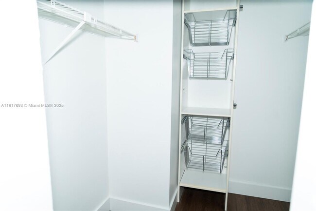 Building Photo - 105 Lake Emerald Dr