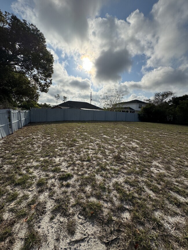 Building Photo - 5100 Mentmore Ave