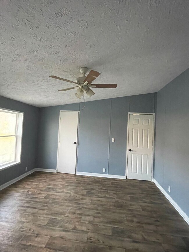 Building Photo - 4 bedroom, 2 bath doublewide trailer