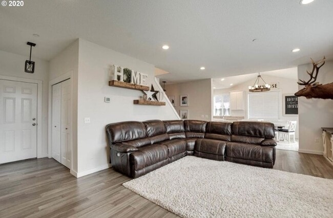 Building Photo - Luxurious 3 Bedroom with Spacious Rooms an...