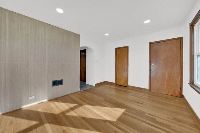Building Photo - 5527 S Mason Ave