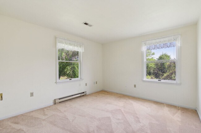 Building Photo - Charming One-Level Home Nestled Among Matu...
