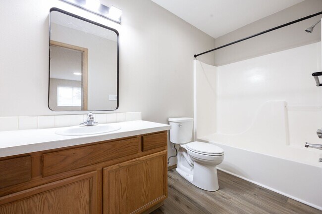 Building Photo - 4Bed/2.5 Bath available in SE Portland