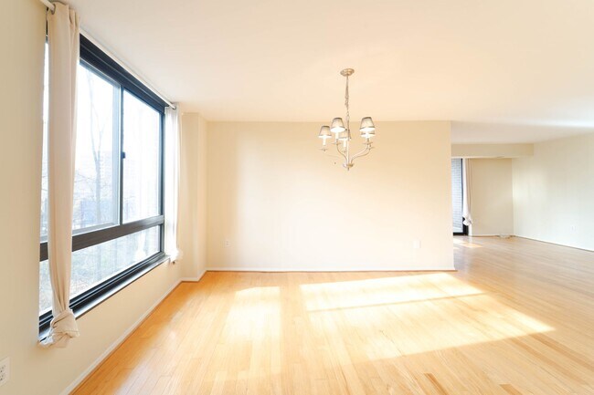 Building Photo - Contemporary 2BR/2BA Corner Condo at The Encore of McLean