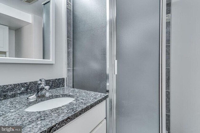 Building Photo - 912 Green St